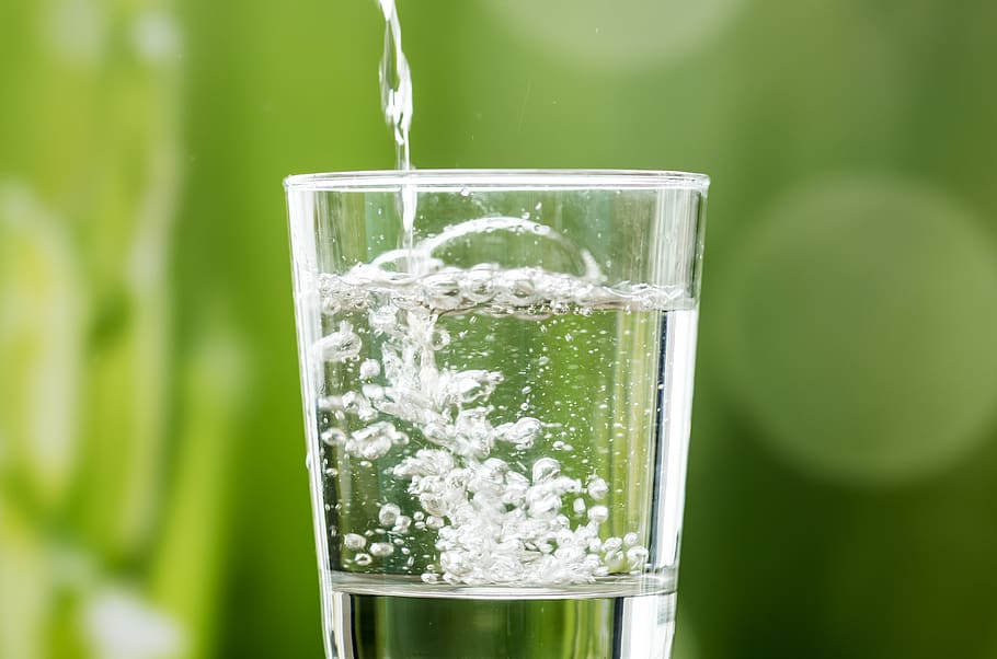 Water Pouring in Clear Drinking Glass, action, air bubbles, blur HD wallpaper