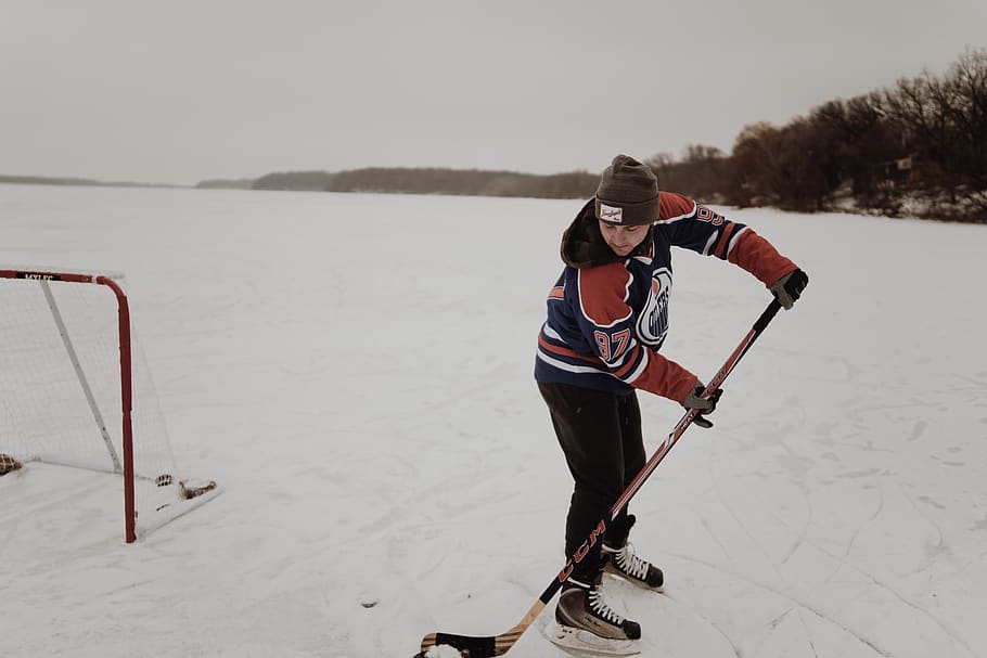 man playing ski on snowfield, winter, cold temperature, leisure activity HD wallpaper