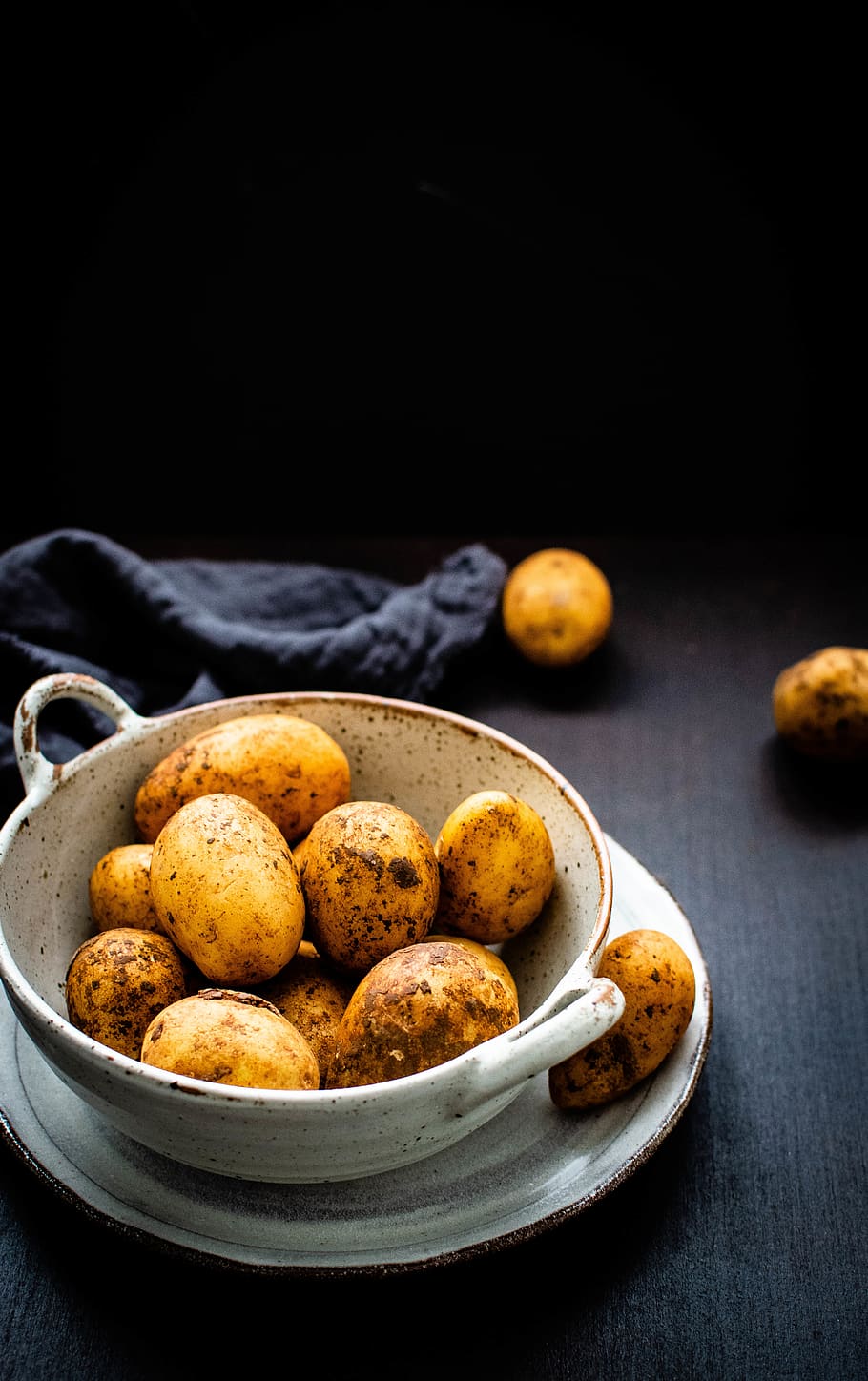 potatoes in brown on table, food, black background, food and drink HD wallpaper