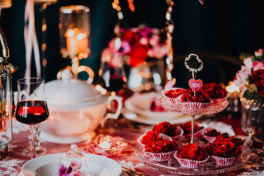 Table Decorations & Flowers for Valentine, love, romantic HD wallpaper