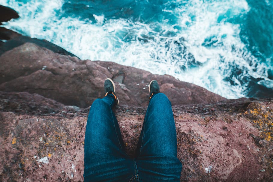person sitting on cliff, adventure, edge, leg, shoe, ocean, wafe HD wallpaper