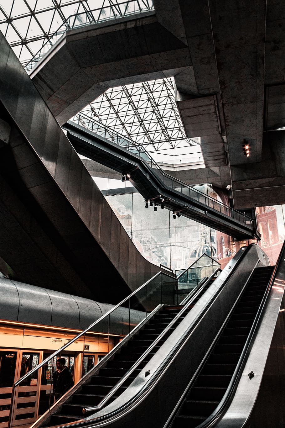 Under the city, Line 1., escalator, step, stair, skylight, ceiling HD wallpaper