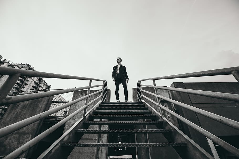 grayscale photo of man standing at the edge of the stairs, person, HD wallpaper