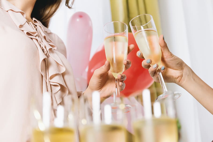 Celebration. People holding glasses of champagne making a toast. Happy New Year! HD wallpaper
