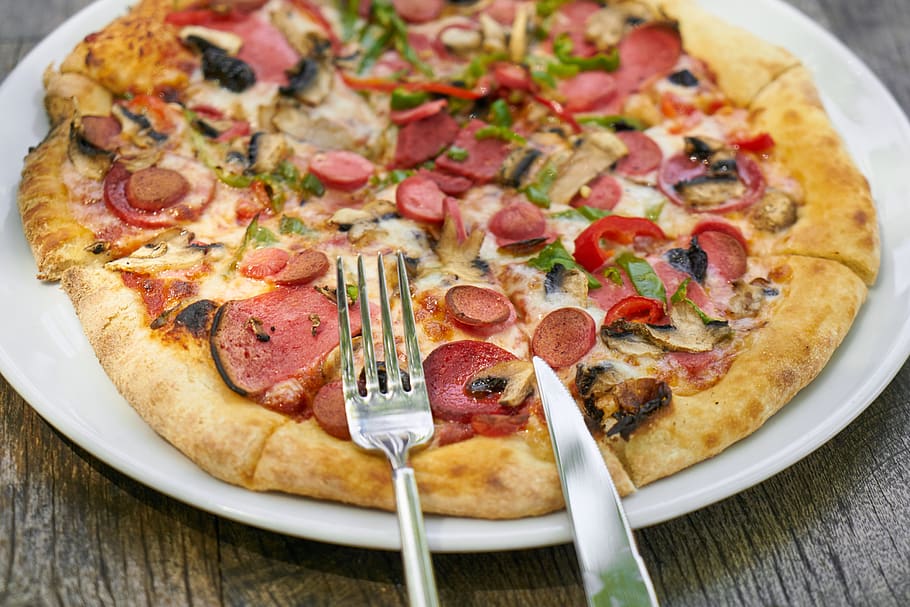 Pepperoni Pizza, appetizing, cheese, crust, delicious, dough HD wallpaper