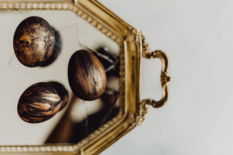 Golden easter eggs from above, painted, copper, black eggs, studio shot HD wallpaper