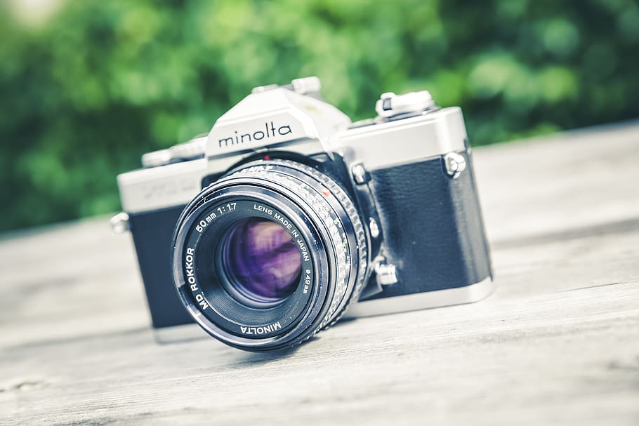 Minolta Grey and Grey Mcla on Grey Wooden Surface, analog camera HD wallpaper