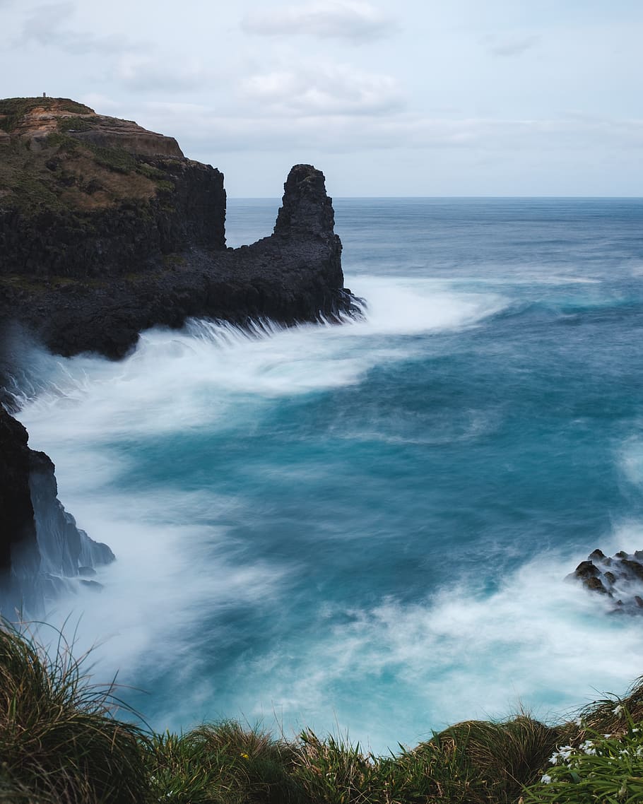 ocean water under gray sky, cliff, outdoors, grass, coast, portugal HD wallpaper