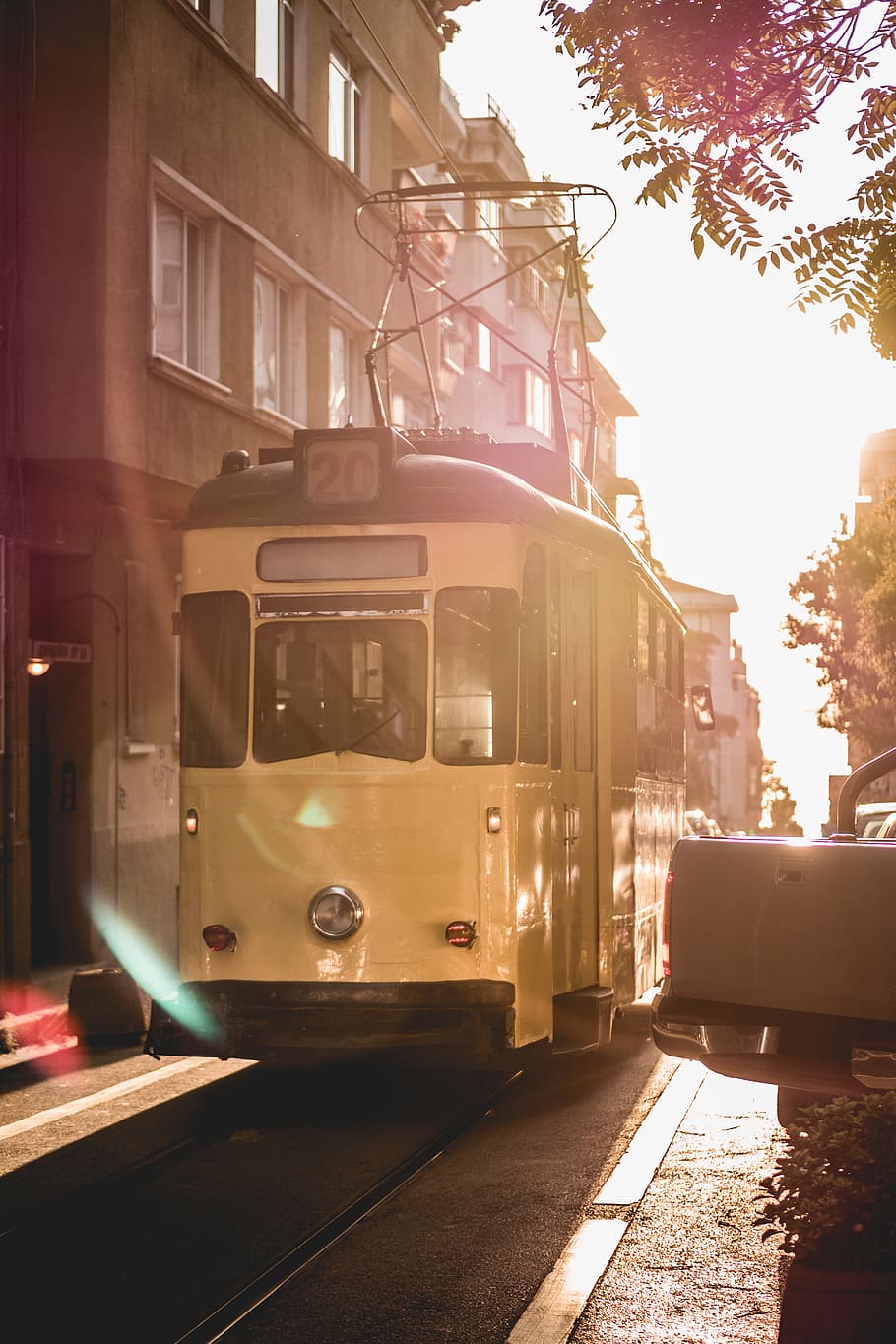 Yellow Tram Beside the Road, architecture, blur, buildings, bus, HD wallpaper