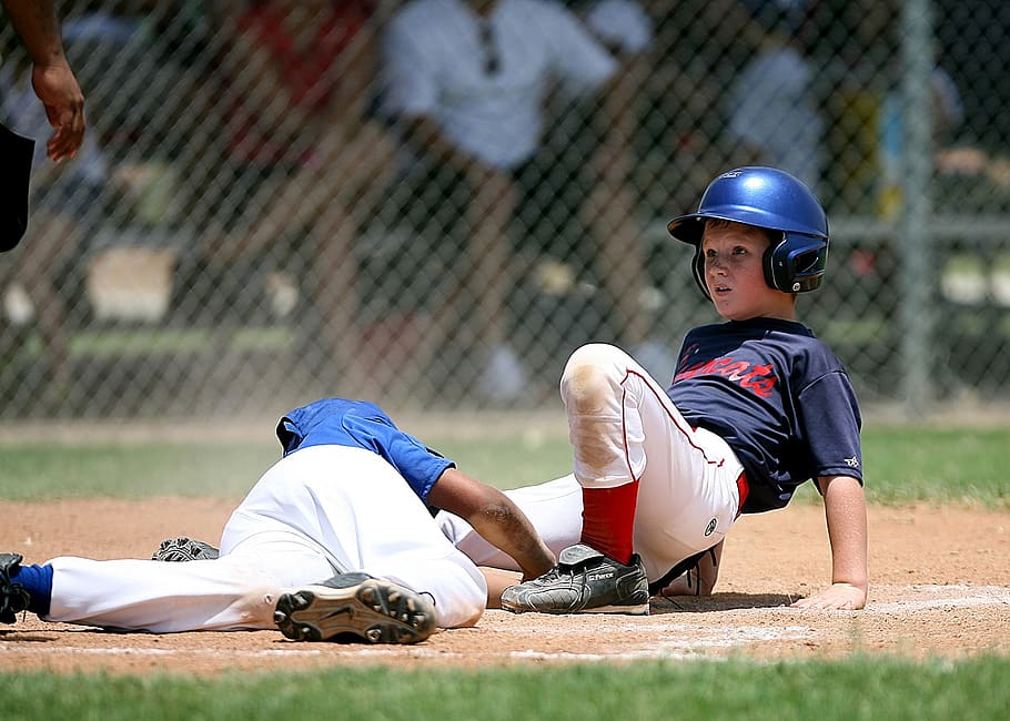 Selective Focus of Two Baseball Players, action, athletes, audience, HD wallpaper