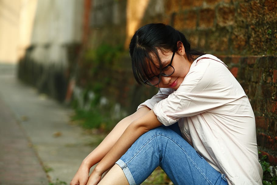 Smiling Woman Sitting Beside Bricked Brown Wall, beautiful, blurred background HD wallpaper