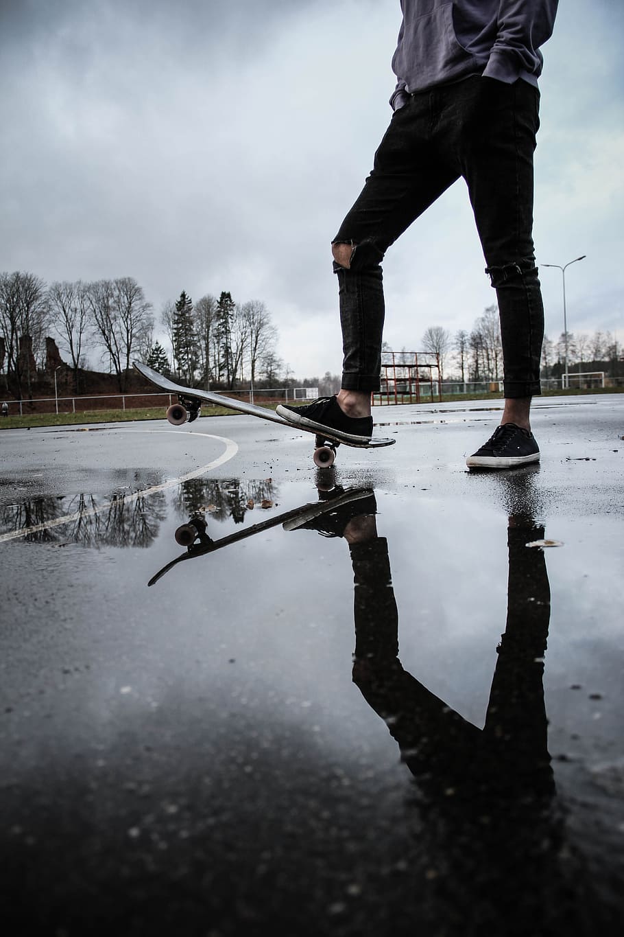 Water skate. Скейтборд дождь. Фото скейтборде зима мужчина. Stepping on.