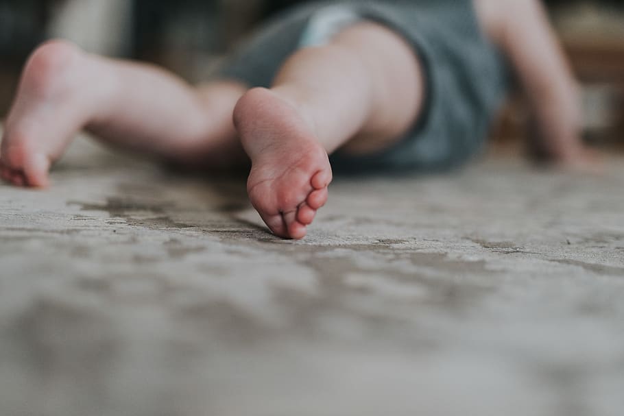 crawling baby, human body part, selective focus, hand, human hand HD wallpaper