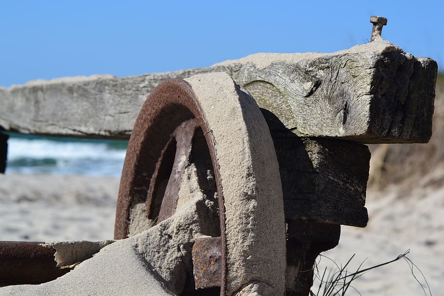 wheel, winds, sand, beach, rusty, old, focus on foreground HD wallpaper