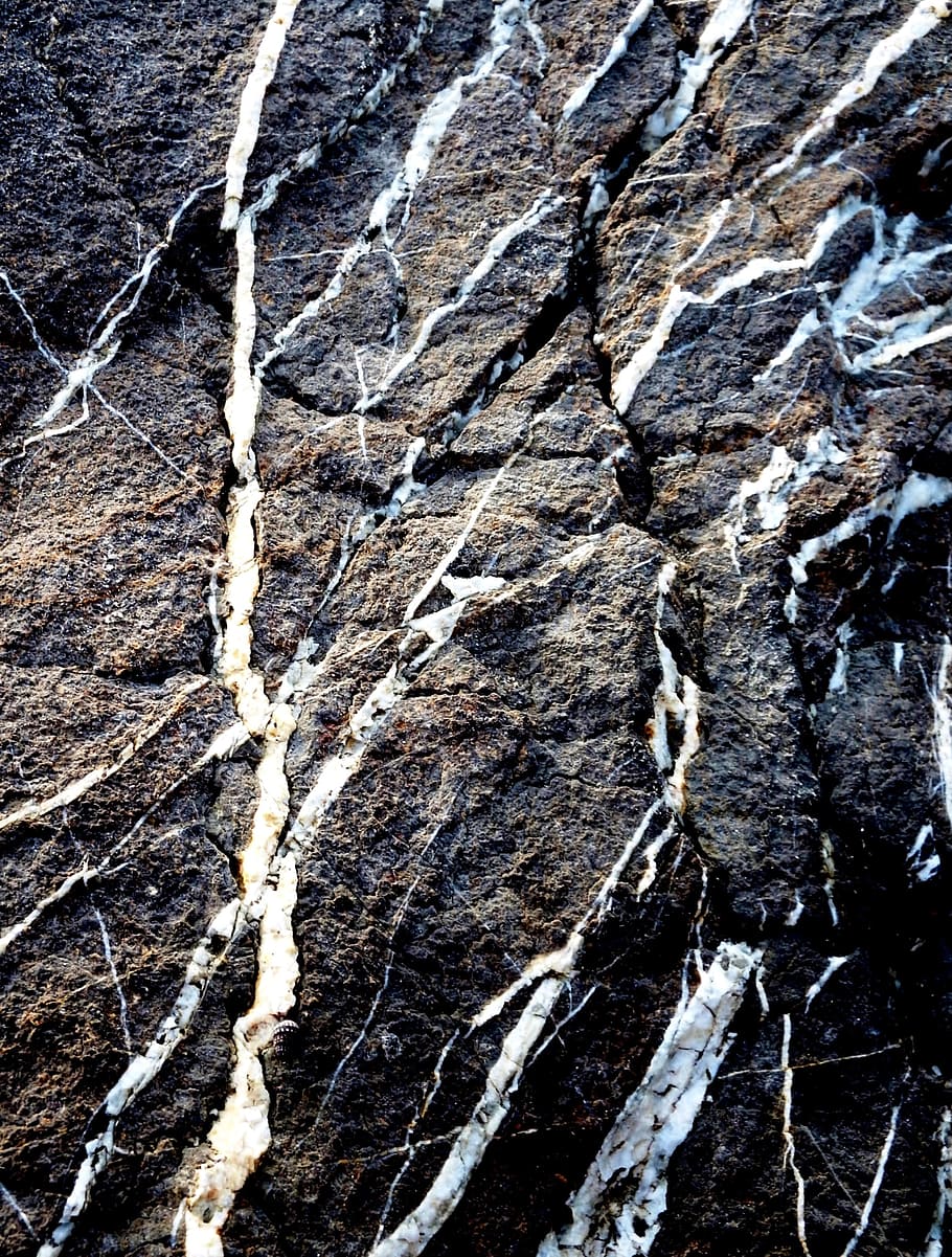 Dark black rock texture with white veins running through the boulder, HD wallpaper