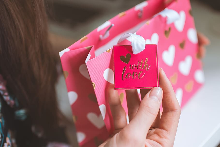 Valentine’s Day, Woman received a gift in a pink small bag from love HD wallpaper