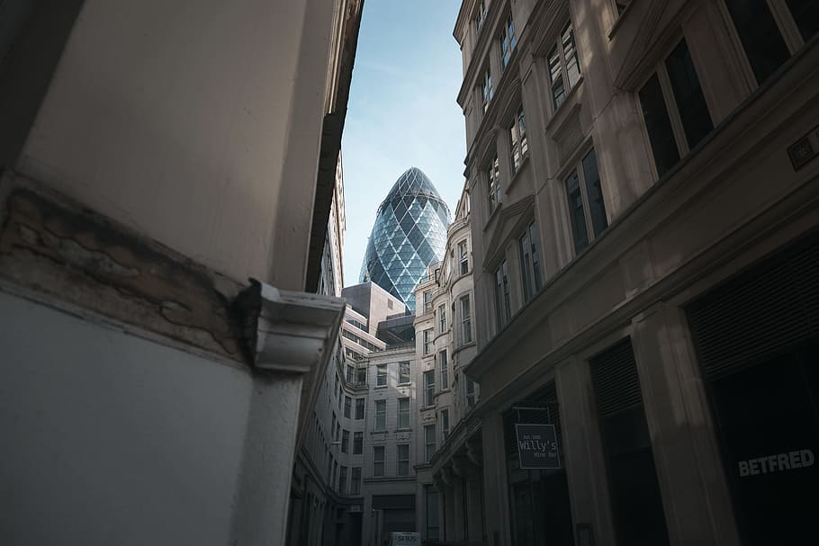 white concrete building, gurkin, skyscraper, highrise, street HD wallpaper