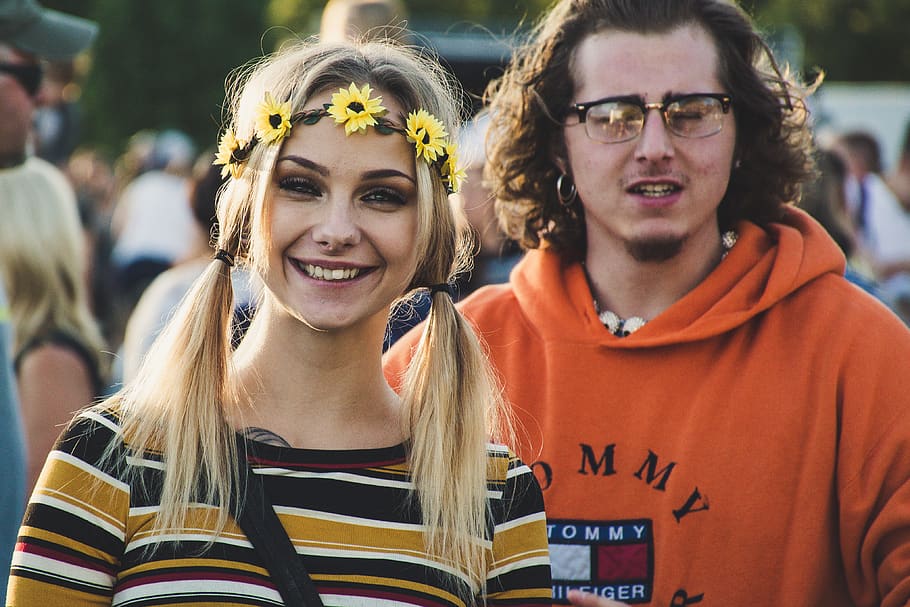 Woman Wearing Sunflower Crown Beside Man in Orange Tommy Hilfiger Hoodie, HD wallpaper