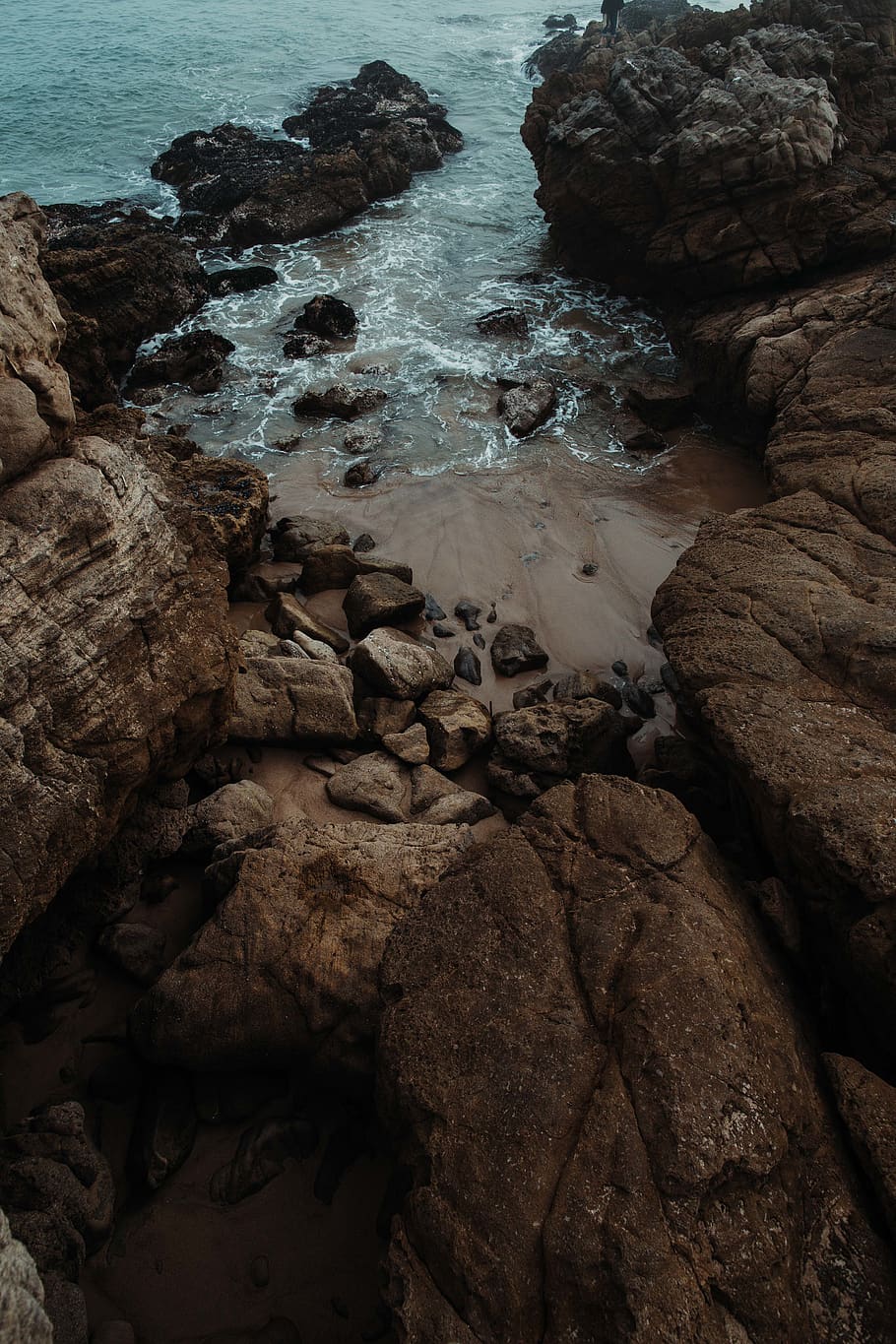 waves bashing on rocky shore, nature, water, outdoors, slate, HD wallpaper