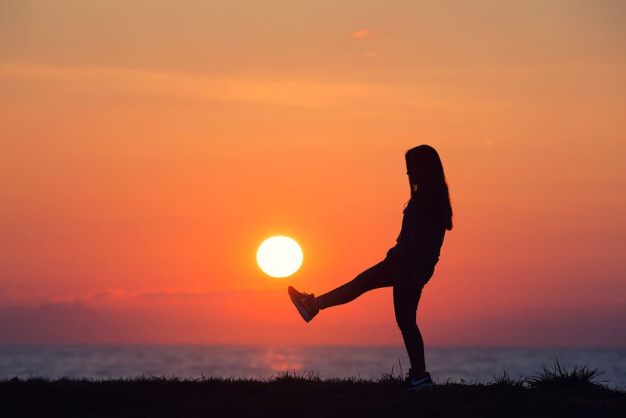 Silhouette Of Woman Raising Her Foot, backlit, dawn, dusk, girl HD wallpaper