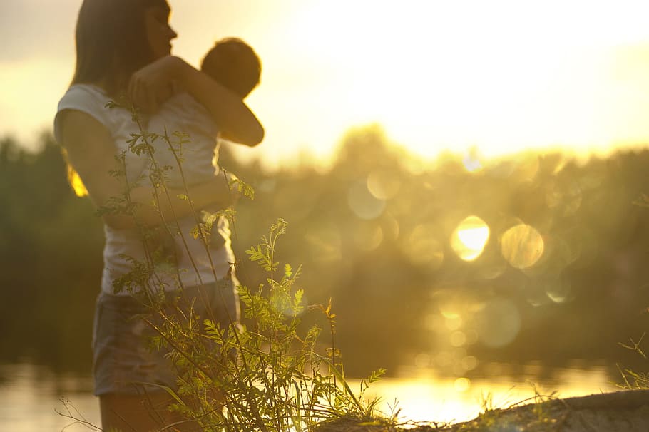 dawn, sunset, people, woman, baby, blur, bokeh, bright, carry, HD wallpaper