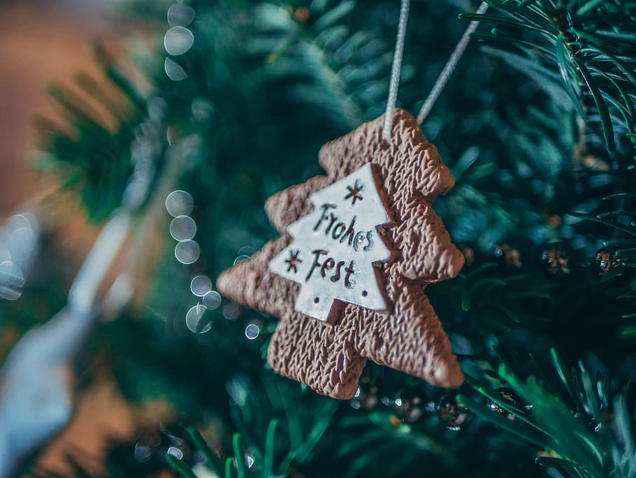 Brown Christmass Tree Ornament in Close-up Photo, art, beads HD wallpaper