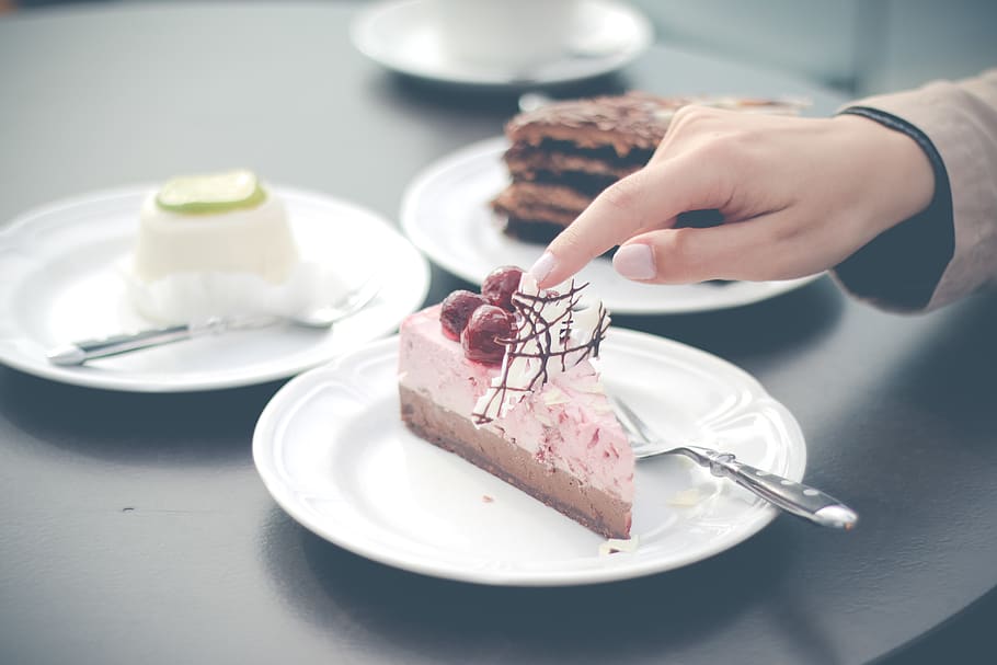 Slice of Cheesecake on Plate, blur, cherry, chocolate, close-up HD wallpaper