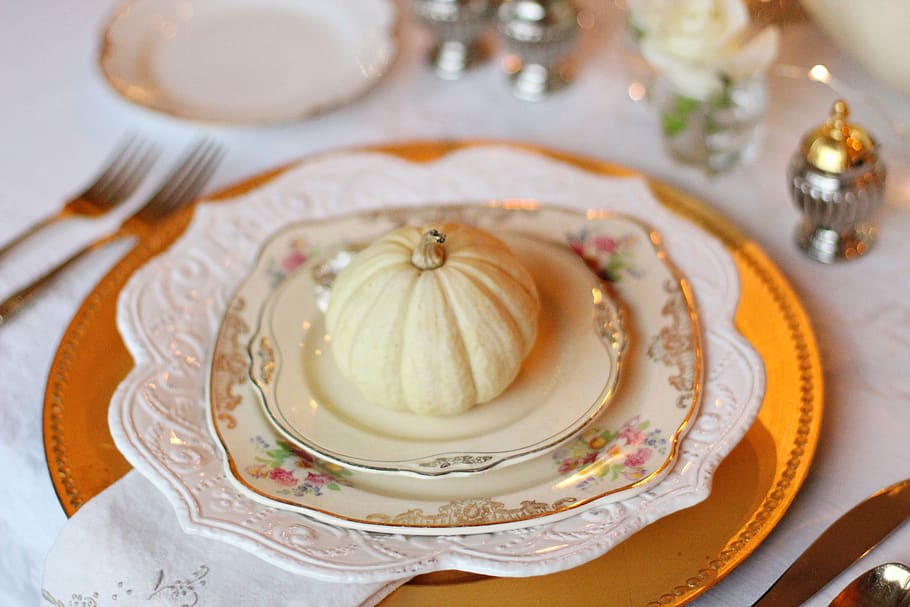 White Floral Ceramic Saucer, cutlery, dining, elegant, fancy HD wallpaper