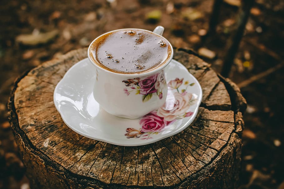 Close-UP Photography of Coffee on Tree Stump, beverage, blur HD wallpaper
