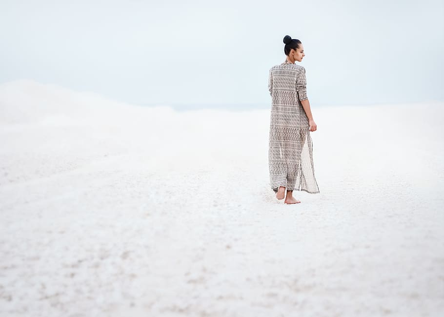 woman in gray dress walking on sand, breeze, white, model, feamle HD wallpaper