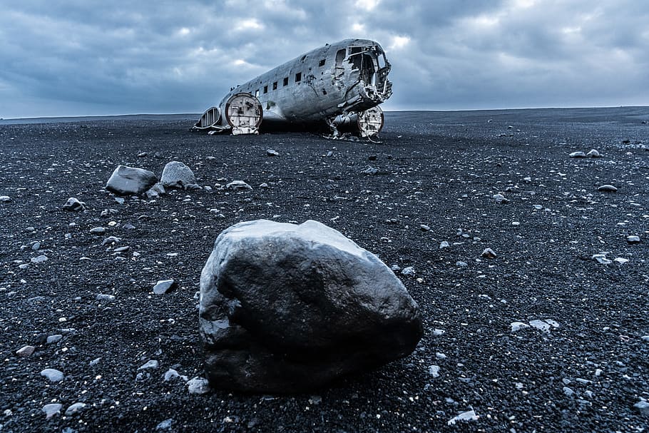 wrecked plane fuselage, sea, beach, sky, land, rock, solid, nature HD wallpaper