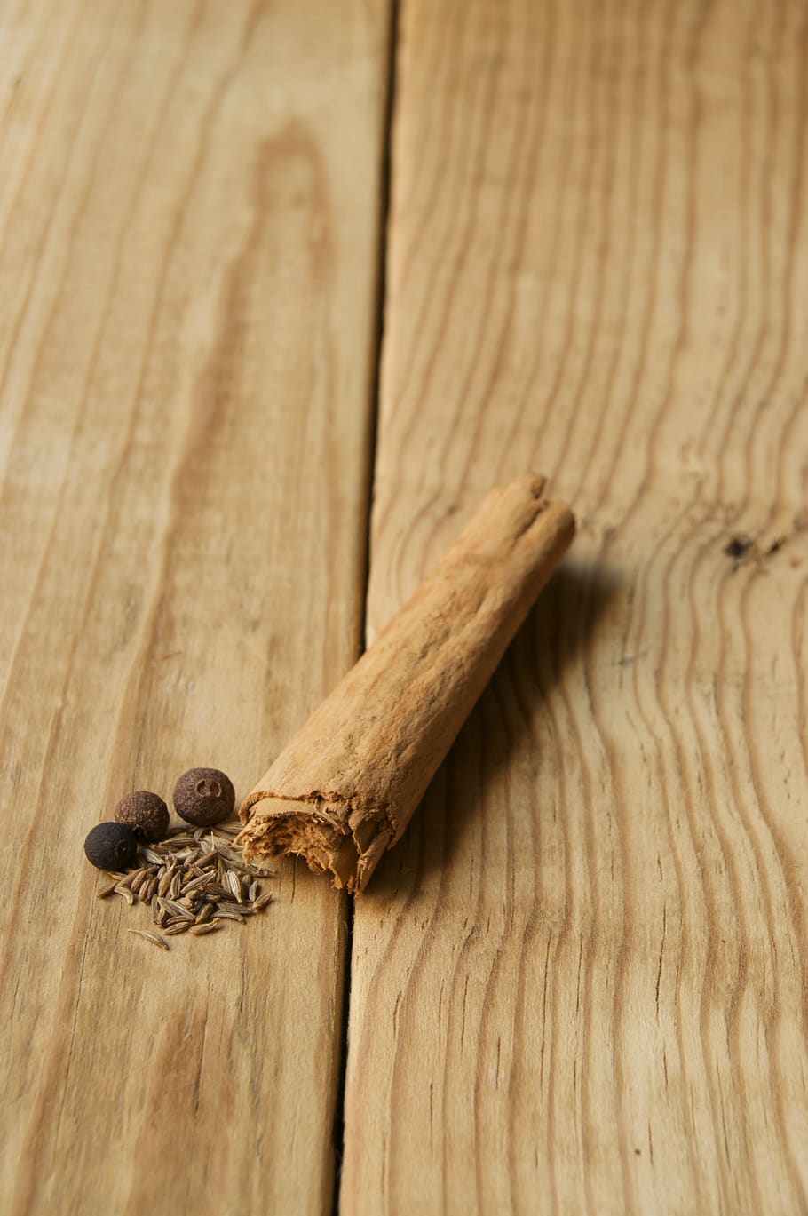 Brown Cinnamon Roll on Brown Wooden Surface, bark, close-up, seeds HD wallpaper