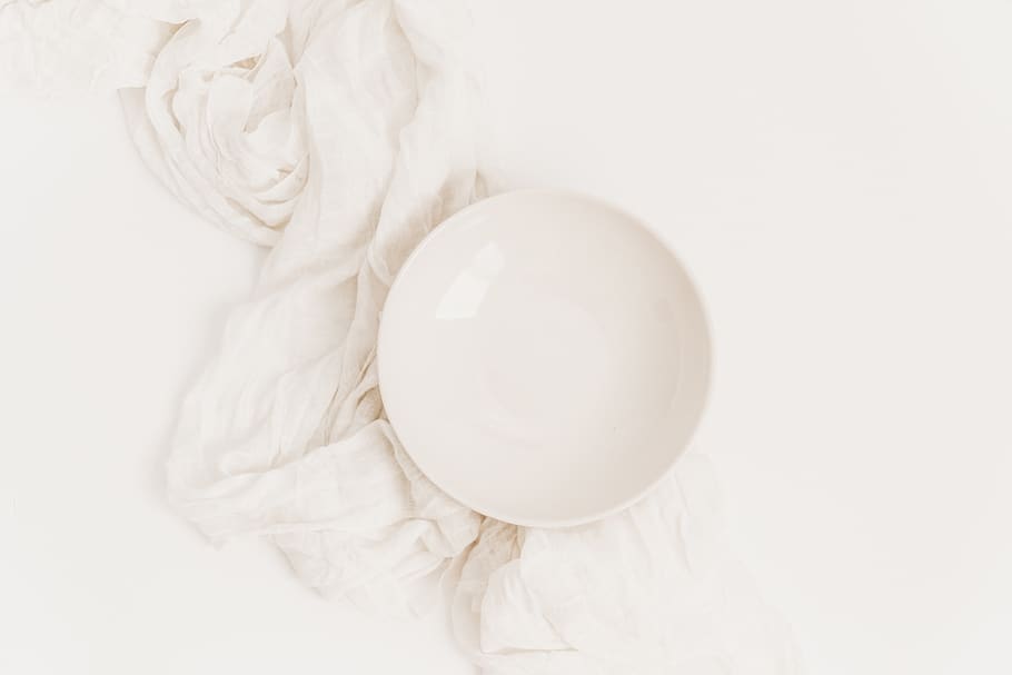 round white ceramic plate, white color, indoors, sphere, studio shot HD wallpaper