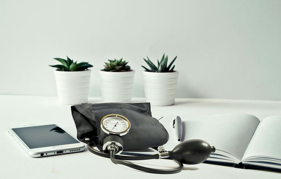 Blood pressure cuff with mobile device in office setting. Health care in doctors office., HD wallpaper