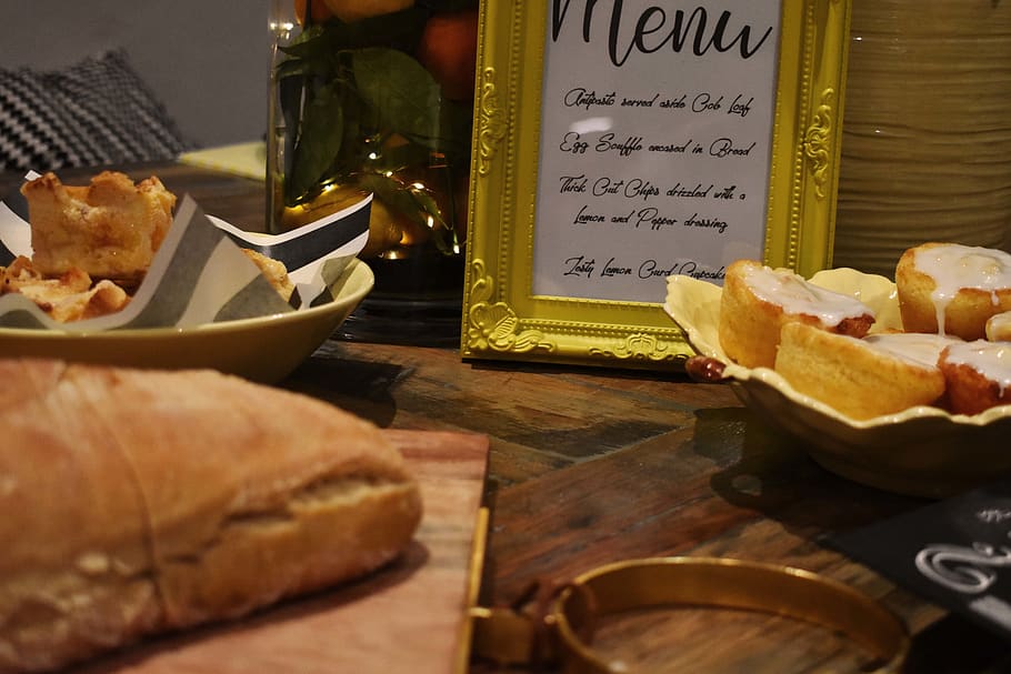 wood, lights, close-up, bread, cupcake, menu, yellow, food HD wallpaper