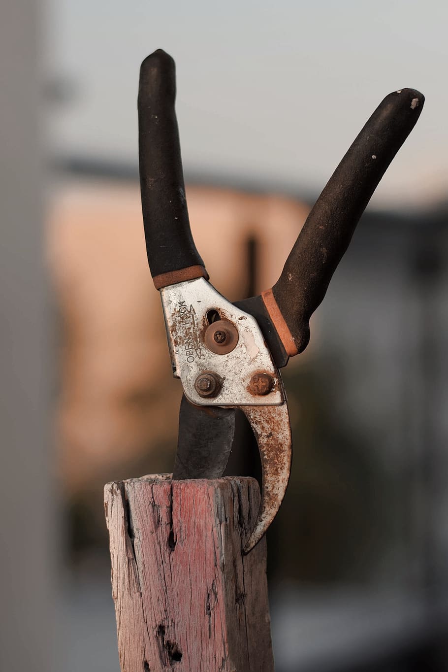 black handled scissors on wood, metal, focus on foreground, close-up HD wallpaper