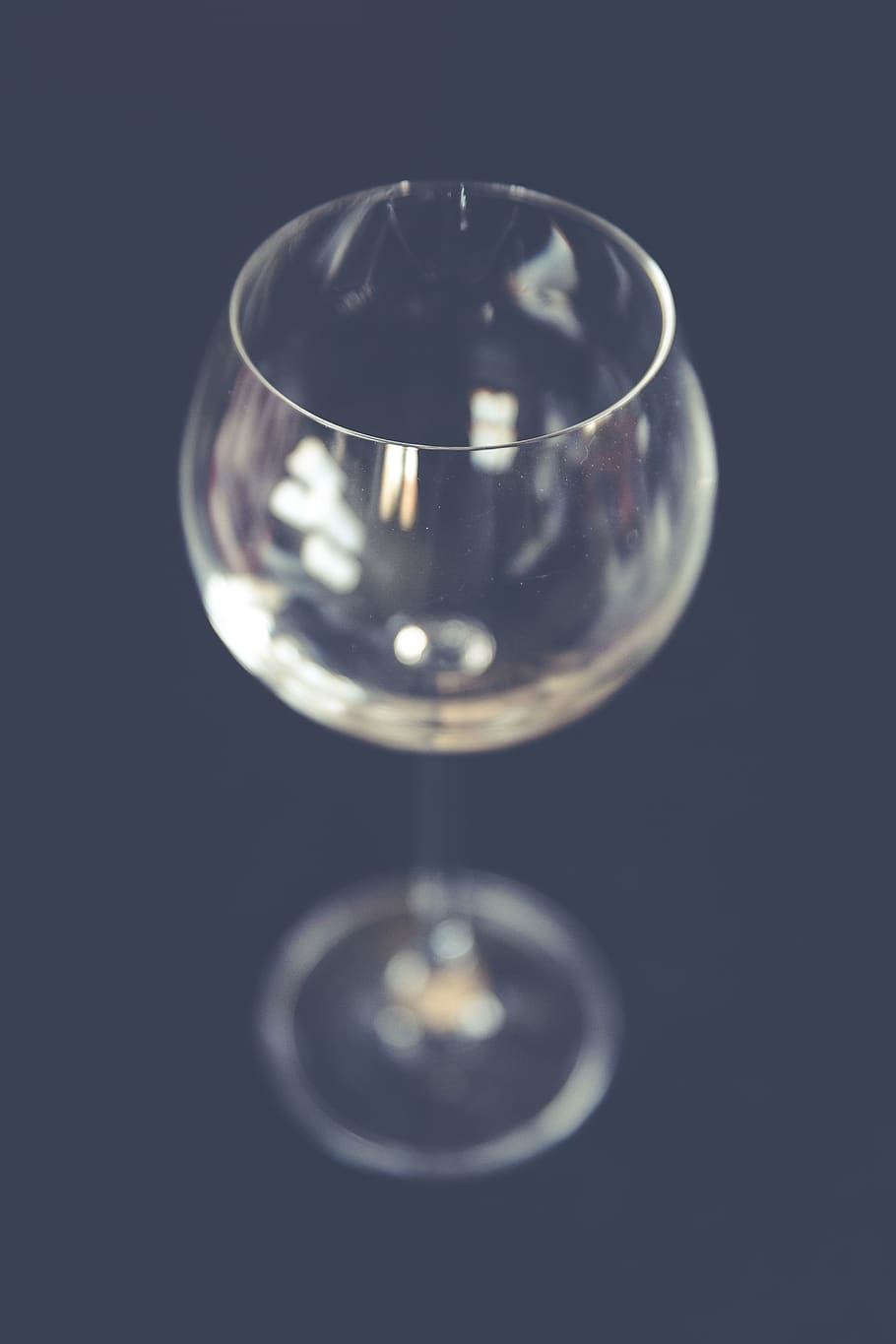 glass, bokeh, table, fancy, classy, wine, reflection, drink HD wallpaper