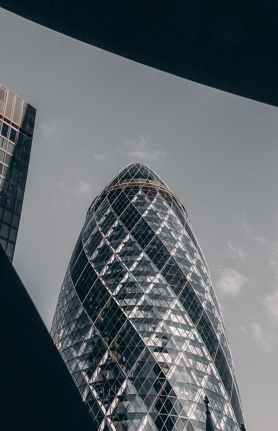 bullet-shaped building during day, office building, architecture HD wallpaper