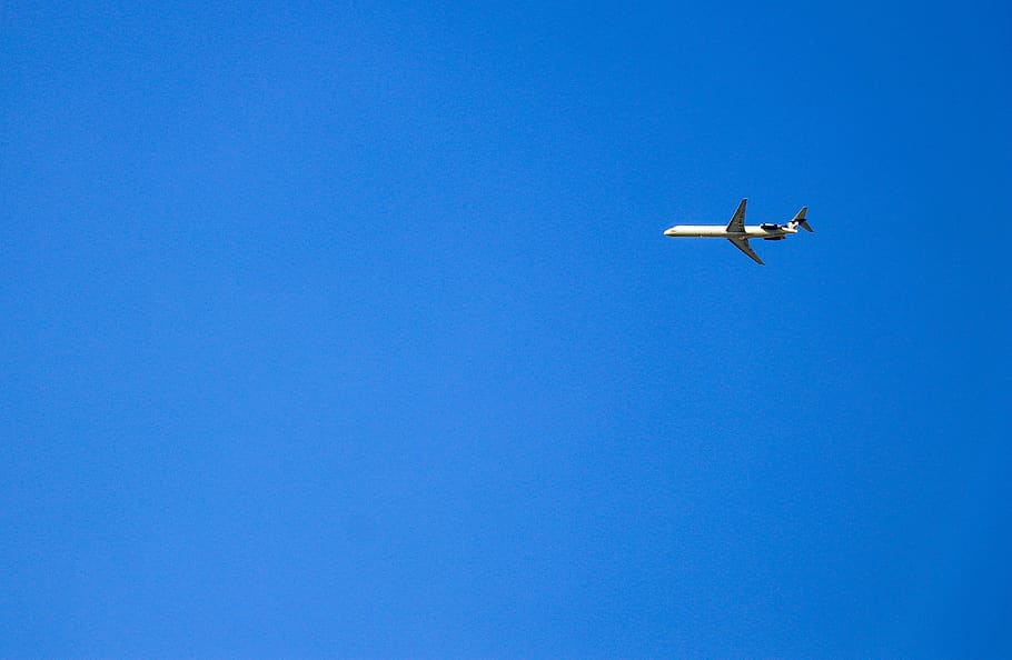 Fly blue. Открытое небо самолет. Низкие самолеты. Небо самолет ВДВ. Самолет по 2 в небе.