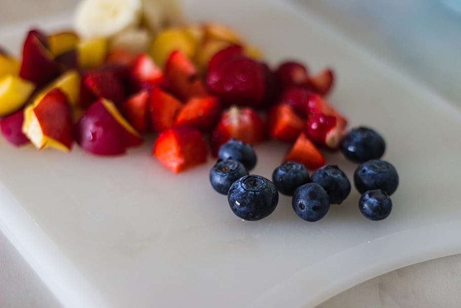 fruits, slices, cutting board, kitchen, food, blueberries, strawberries HD wallpaper