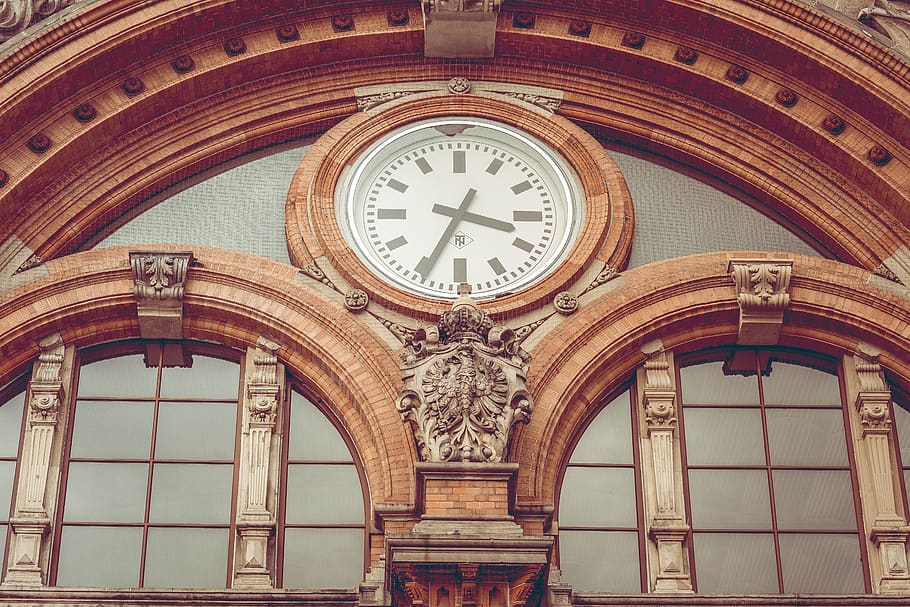 Brown Concrete Hall With Clock, ancient, antique, arch, architecture HD wallpaper