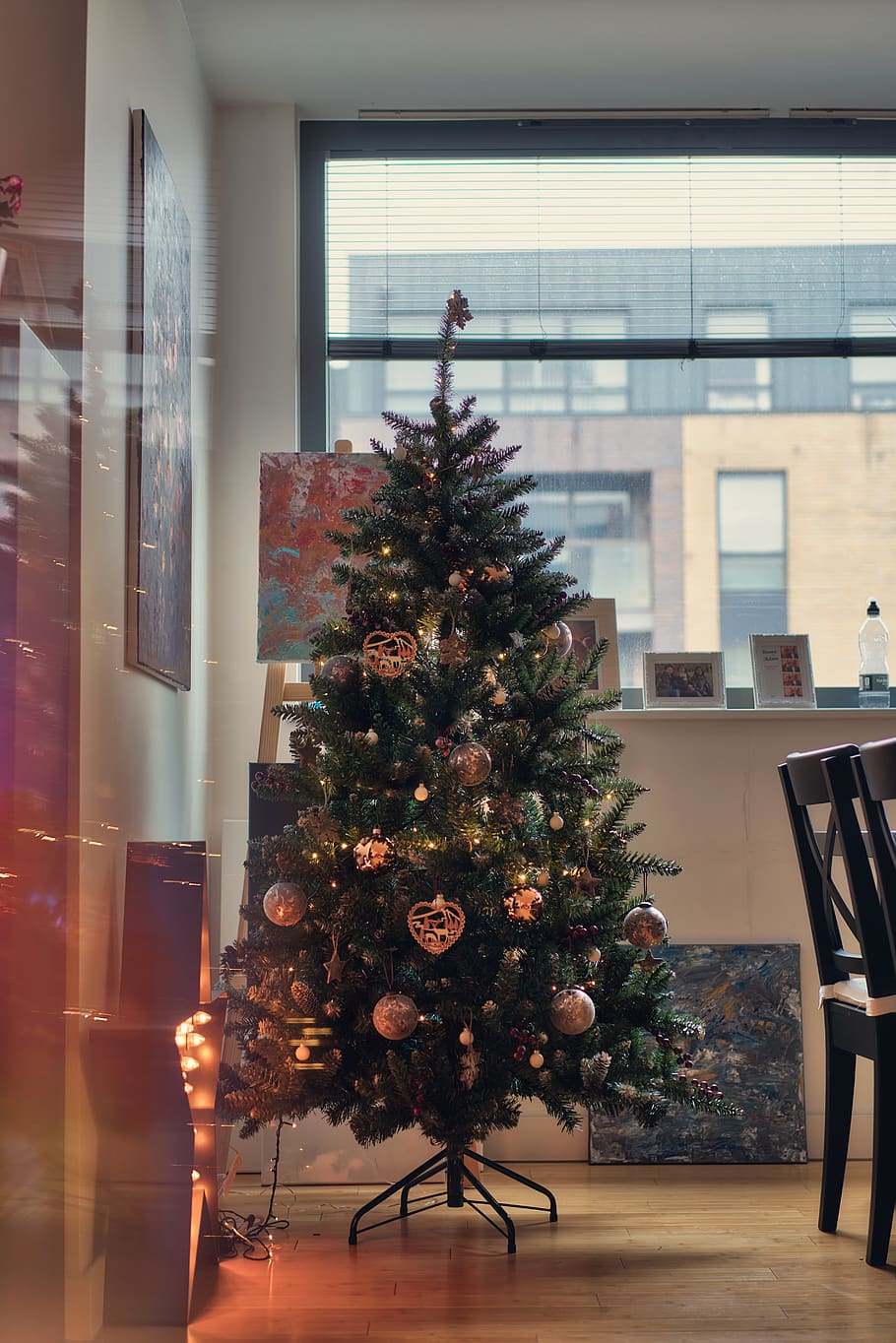 tree, christmas, home, festive, decorations, window, bokeh HD wallpaper