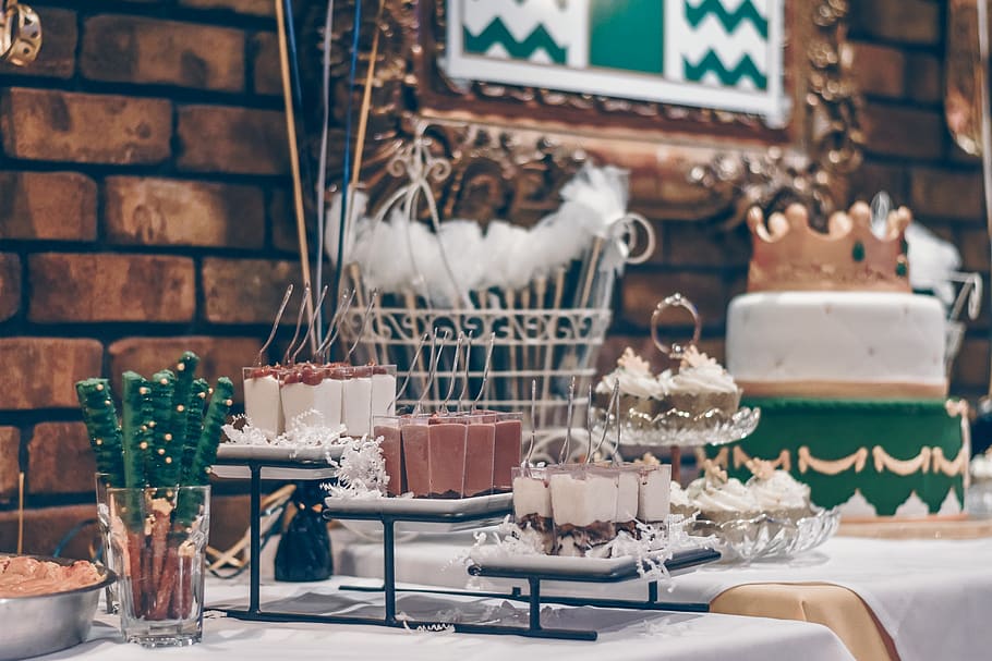 Green and White Themed Dessert Table, birthday, cake, celebration, HD wallpaper