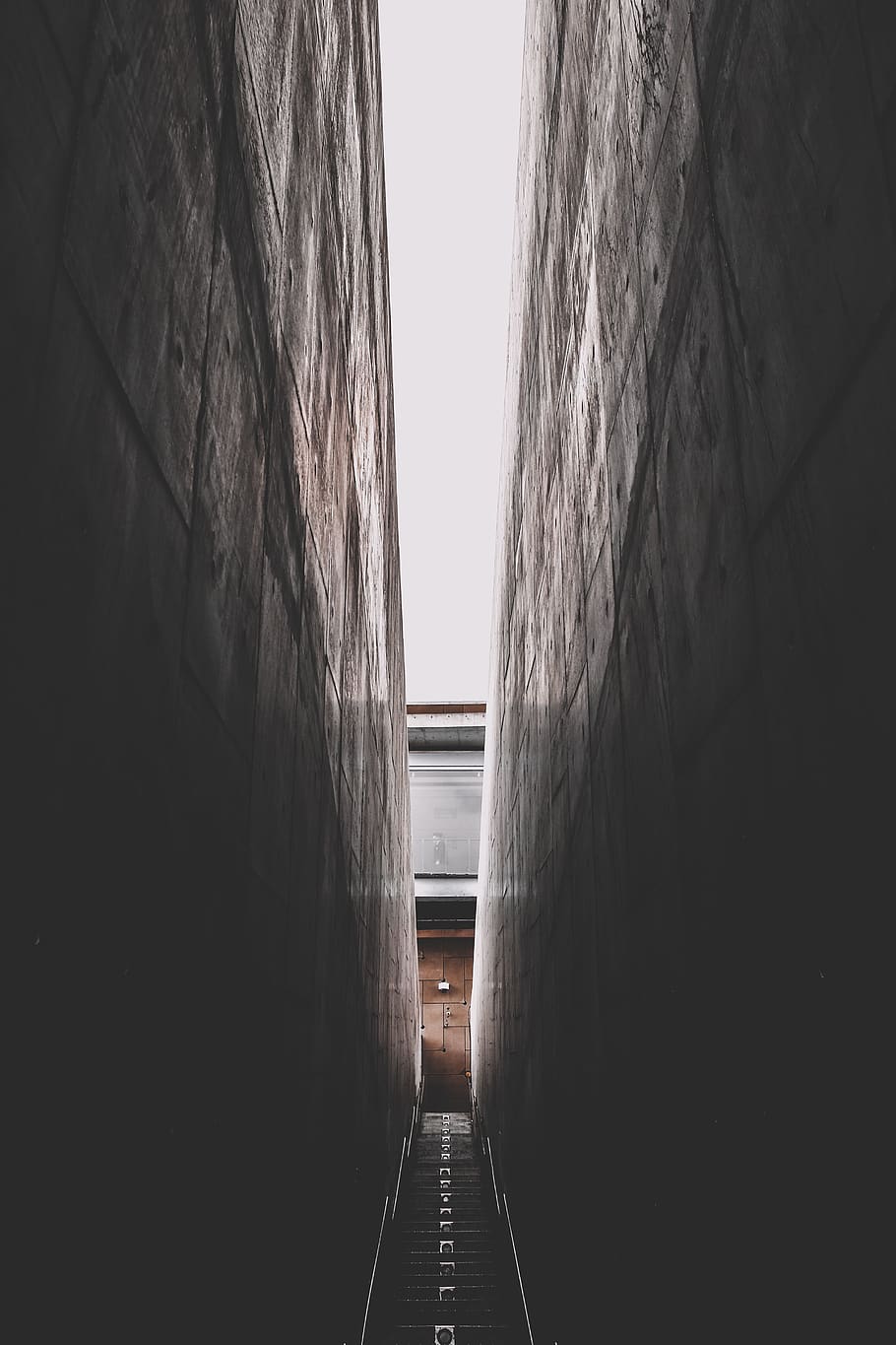 hallway under white sky, direction, architecture, built structure HD wallpaper