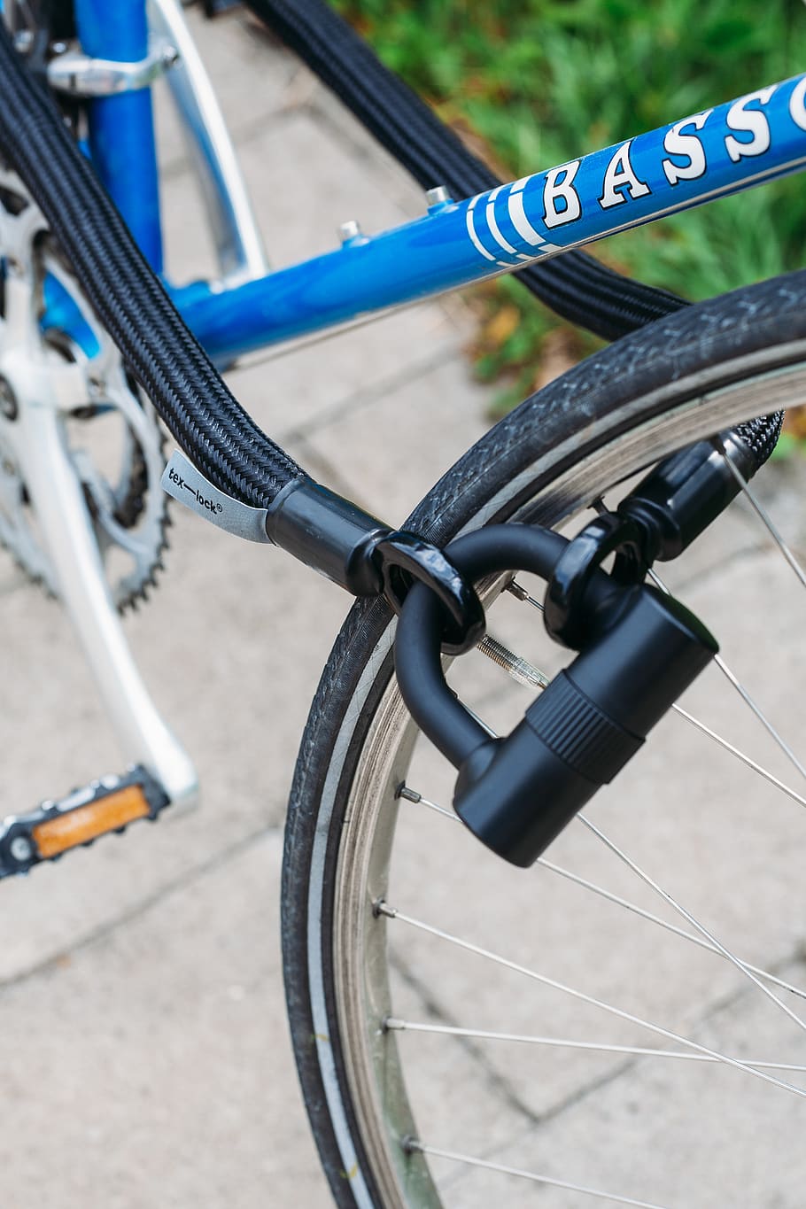 black bicycle lock, metal, transportation, focus on foreground HD wallpaper