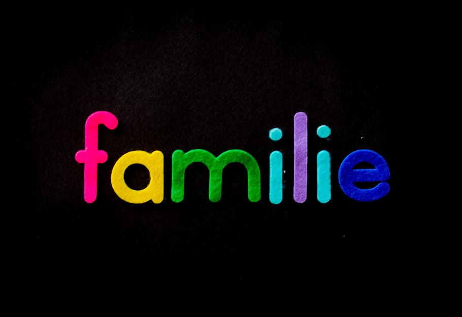 Familie Text on Black Background, alphabets, bright, close-up, HD wallpaper