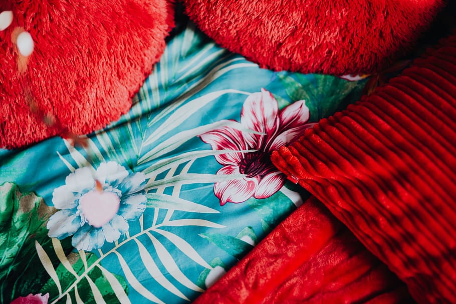 Details of romantic red bedding, closeup, background, romance HD wallpaper
