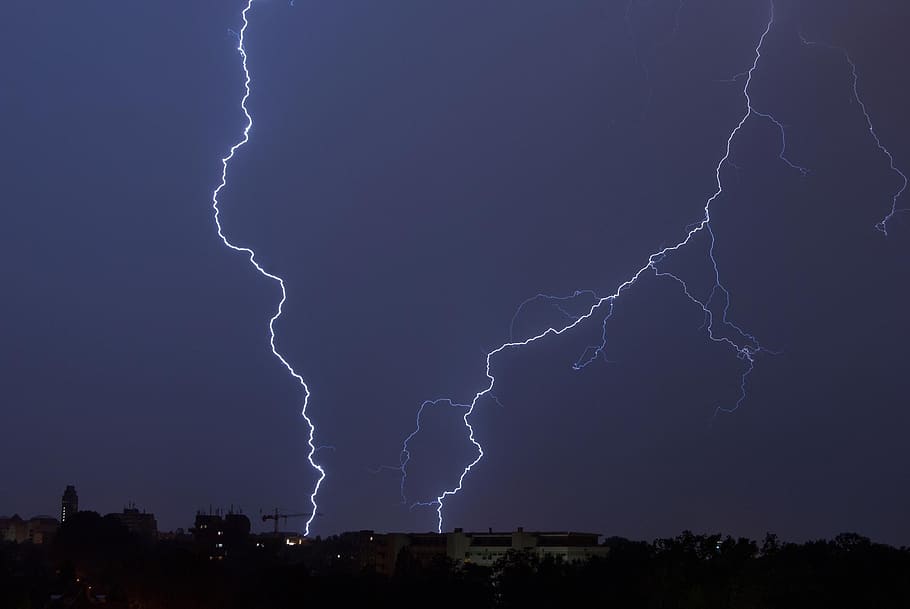 Lightning Bolt Hitting on the Ground, dark, night, sky, thunder, HD wallpaper