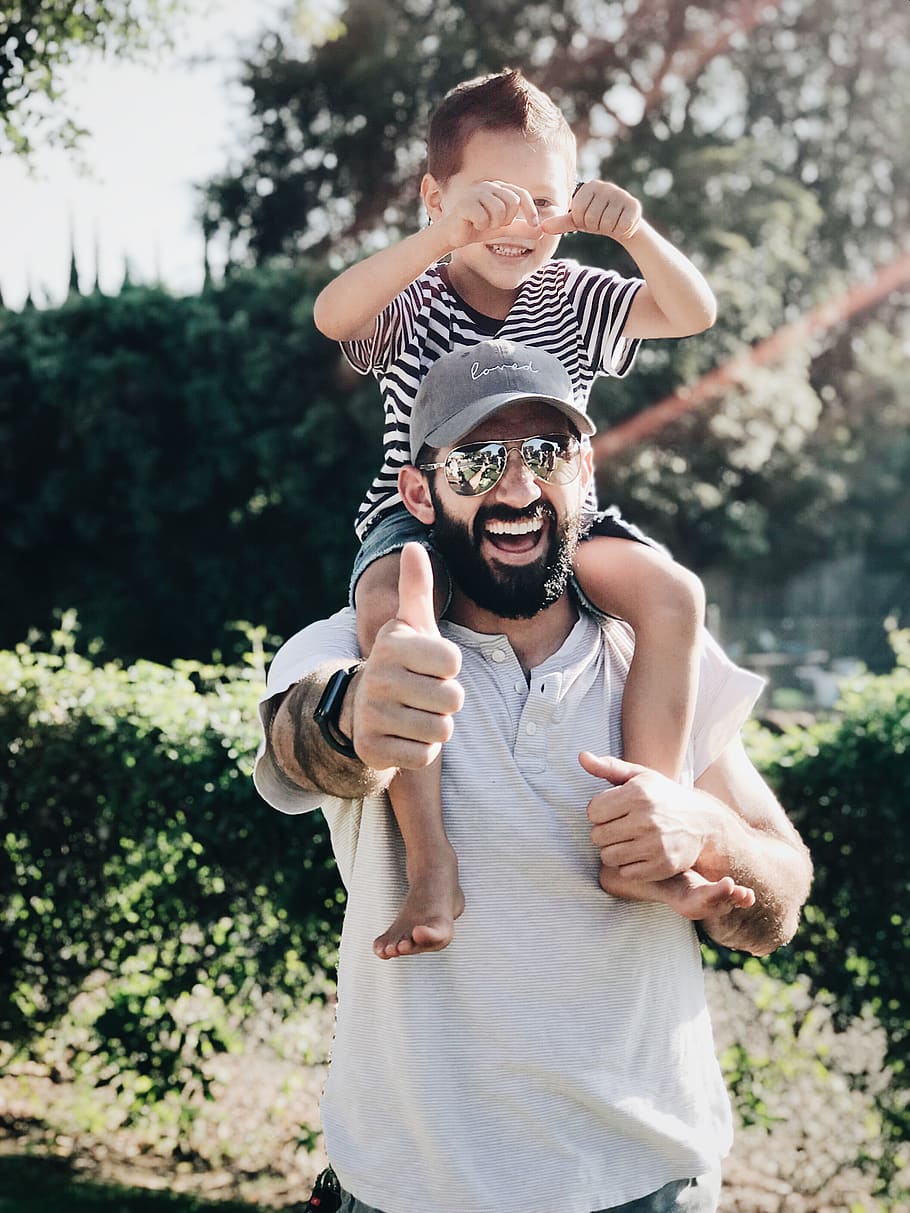 Man Talking Picture While Smiling, boy, cap, carrying, child HD wallpaper