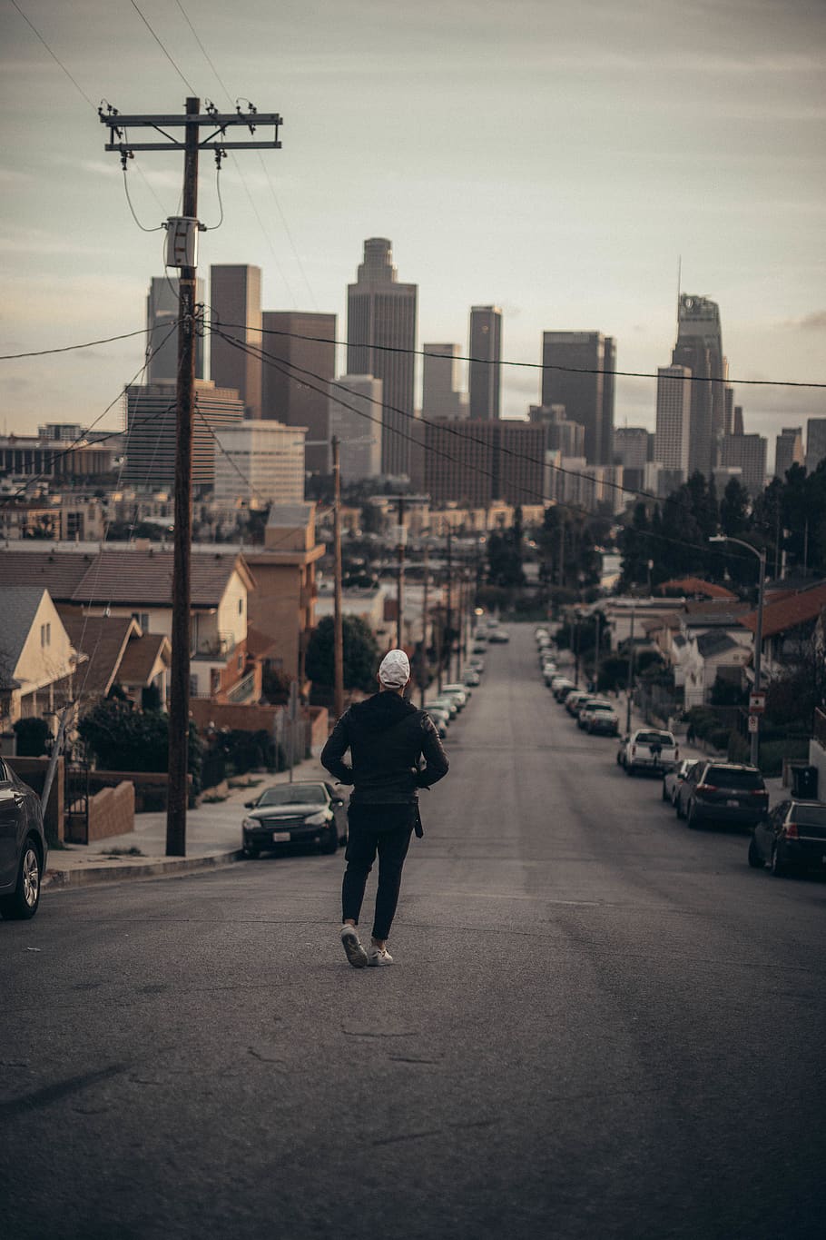 man walking on road during daytime, city, architecture, building exterior HD wallpaper